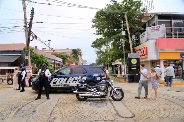 Policías municipales de Solidaridad acordonaron el lugar para evitar la muchedumbre, en tanto personal pericial realizó las diligencias de campo