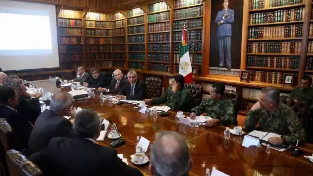 El secretario de Gobernación se reunió con personal de Marina, Defensa Nacional y empresarios del sector aéreo para ordenar la circulación en el Valle de México
