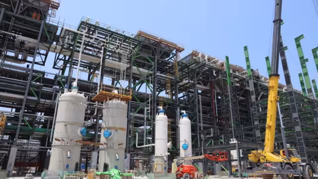 La obra tuvo un incremento de entre 2 y 4 mil millones de dólares pues originalmente no se contemplaron equipos para su funcionamiento