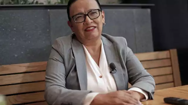 Rosa Icela Rodríguez fue grabada en el momento que arribó a Palacio Nacional en motocicleta, y se le vió correr después para entrar al inmueble