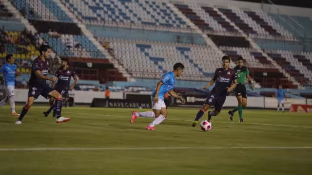 Los locales atacaron hasta el último segundo del encuentro, sin embargo no hubo tiempo para más y no llegó el gol de la ventaja