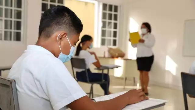 Como parte de los protocolos sanitarios en las escuelas, los alumnos deben portar cubrebocas y separarse 1.5 metros de distancia