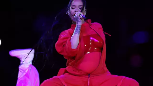 En varias ocasiones la cantante se tocó su pancita. Foto: Especial