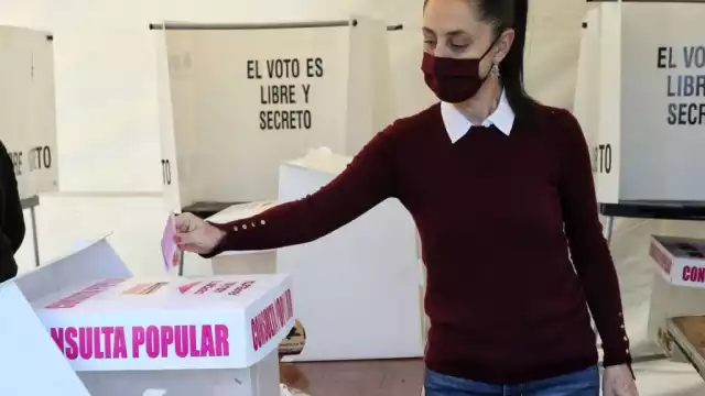 Claudia Sheinbaum fue de las primeras funcionarias que acuden a votar en la Consulta Popular