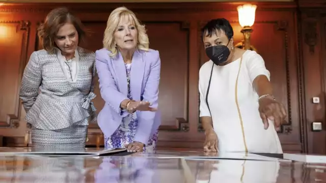 Jil Biden y Beatriz Gutiérrez visitan Biblioteca del Congreso