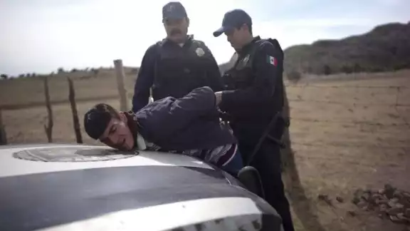 La miniserie esta basada en el reportaje de la periodista Grinder Thompson