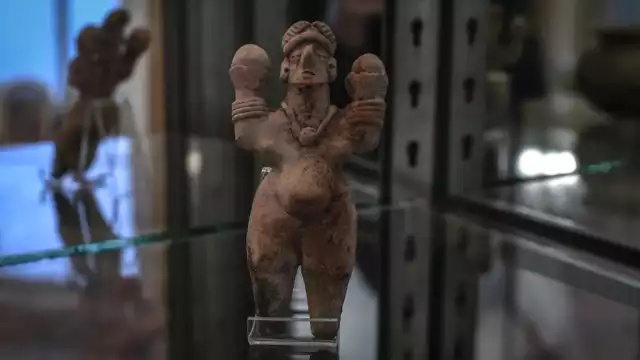 El lote incluye tres figuras de arcilla del periodo Clásico Mesoamericano (100-700 d.C.), pero también ocho piezas de cerámica