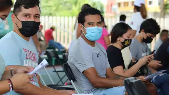 El Cancún FC juega a favor de la salud, luego de que el primer grupo de jugadores acudió el jueves al módulo para recibir la vacuna contra el COVID-19 El Cancún FC juega a favor de la salud, luego de que el primer grupo de jugadores acudió el jueves al módulo para recibir la vacuna contra el COVID-19