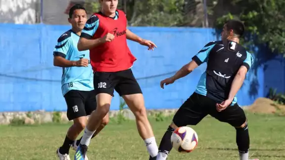 La “Ola futbolera” afina los detalles tácticos en la cancha con miras a su próxima visita La “Ola futbolera” afina los detalles tácticos en la cancha con miras a su próxima visita