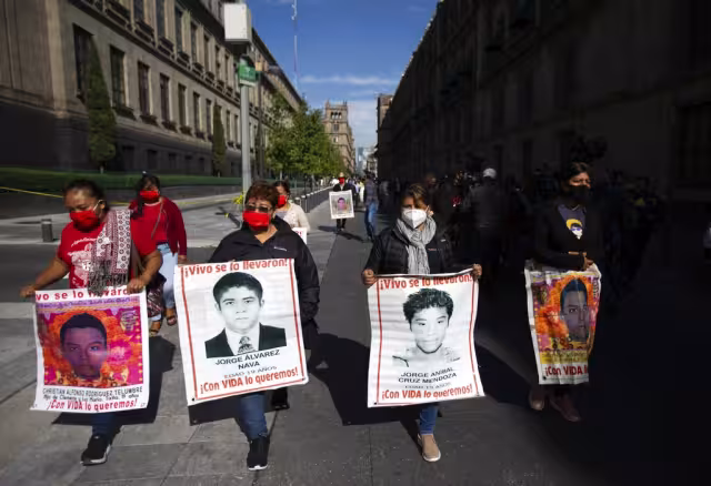Padres de los 43 desaparecidos en Ayotzinapa tomarán cartas en el asunto