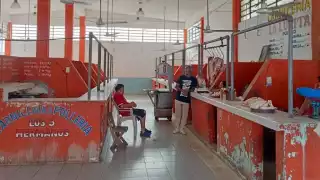 Dicen que a los que venden tacos y antojitos sobre la avenida principal nadie los molesta