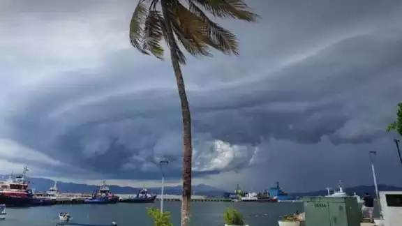 Actualmente, se encuentra a 345 kilómetros al Sur de Lázaro Cárdenas, Michoacán, y a 485 kilómetros al Sur-Sureste de Manzanillo, Colima Actualmente, se encuentra a 345 kilómetros al Sur de Lázaro Cárdenas, Michoacán, y a 485 kilómetros al Sur-Sureste de Manzanillo, Colima