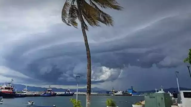 Actualmente, se encuentra a 345 kilómetros al Sur de Lázaro Cárdenas, Michoacán, y a 485 kilómetros al Sur-Sureste de Manzanillo, Colima