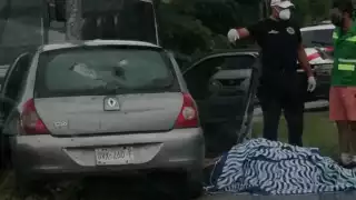 A consecuencia del percance, el carro quedó destrozado del frente y el conductor falleció en el lugar