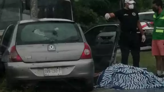 A consecuencia del percance, el carro quedó destrozado del frente y el conductor falleció en el lugar A consecuencia del percance, el carro quedó destrozado del frente y el conductor falleció en el lugar