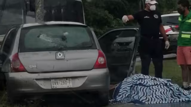 A consecuencia del percance, el carro quedó destrozado del frente y el conductor falleció en el lugar