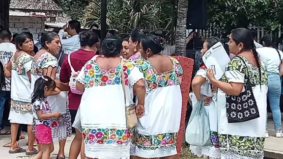 Brígida Uh Noh (r), vecina de la comunidad Sacalaca, dijo que sus dos hijas desde pequeñas nunca quisieron usarlo, porque es “sólo para las abuelas”.