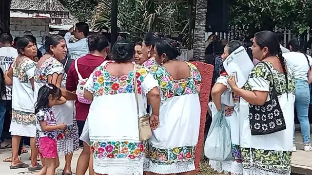 Brígida Uh Noh (r), vecina de la comunidad Sacalaca, dijo que sus dos hijas desde pequeñas nunca quisieron usarlo, porque es “sólo para las abuelas”.