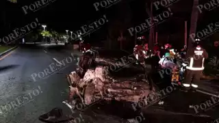 Aparatoso choque deja a una persona prensada en la Zona Hotelera de Cancún