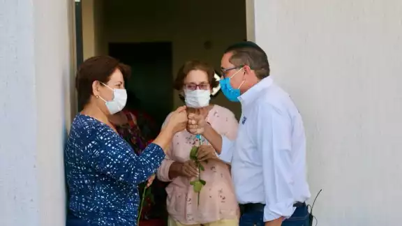 Victor Hugo Lozano realiza caminatas durante el dia, su objetivo es visitar todas las colonias y localidades del Distrito IV Victor Hugo Lozano realiza caminatas durante el dia, su objetivo es visitar todas las colonias y localidades del Distrito IV