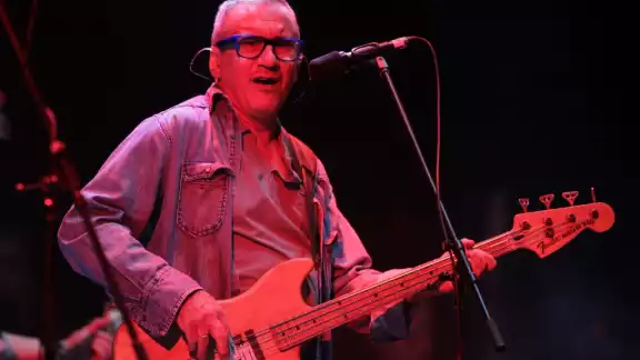 Fans de Enanitos Verdes corearon sus canciones en homenaje al vocalista