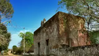 El pueblo parece desolado, sin gente, sin niños que corran por el parque, sin jóvenes que los vean