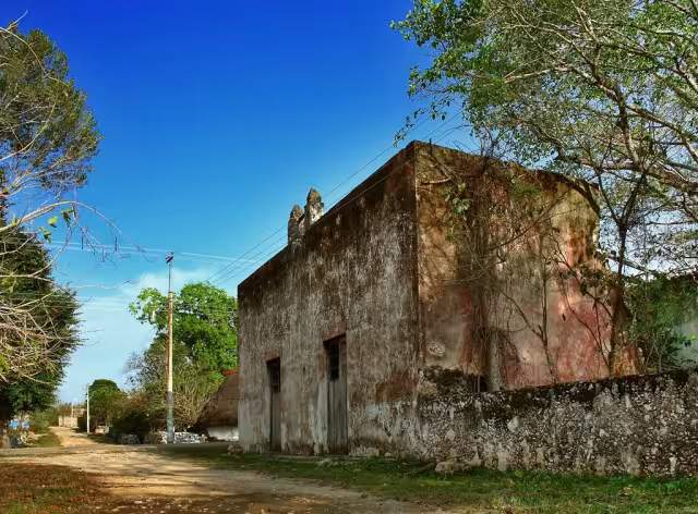 El pueblo parece desolado, sin gente, sin niños que corran por el parque, sin jóvenes que los vean