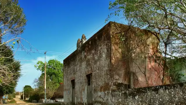 El pueblo parece desolado, sin gente, sin niños que corran por el parque, sin jóvenes que los vean