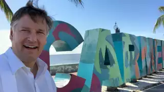 El funcionario presumió en su cuenta de redes sociales sus fotos en el destino campechano Foto: Twitter