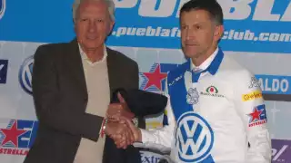 Hugo Fernández (izquierda) fue entrenador del Club Puebla en tres periodos distintos, y que ahora, esta escuadra lo despide con agradecimientos