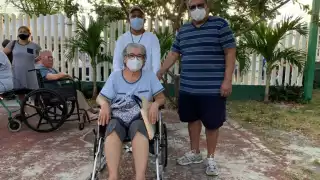 La abuelita indicó estar contenta con la vacuna
