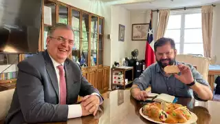 El secretario de Relaciones Exteriores, Marcelo Ebrard, se reunió con el presidente electo de Chile, Gabriel Boric, con quien compartió una rosca de reyes