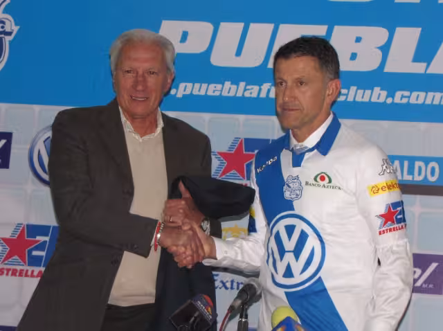 Hugo Fernández (izquierda) fue entrenador del Club Puebla en tres periodos distintos, y que ahora, esta escuadra lo despide con agradecimientos