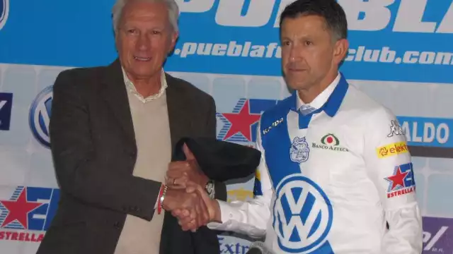 Hugo Fernández (izquierda) fue entrenador del Club Puebla en tres periodos distintos, y que ahora, esta escuadra lo despide con agradecimientos
