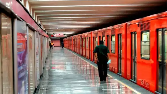 Una mujer terminó con la mano atorada en un vagón de la Línea B del Metro de la CDMX Una mujer terminó con la mano atorada en un vagón de la Línea B del Metro de la CDMX