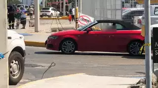 El cuerpo del canadiense permaneció en su vehículo hasta la llegada de Servicios Periciales de la FGE Q.Roo en Playa del Carmen