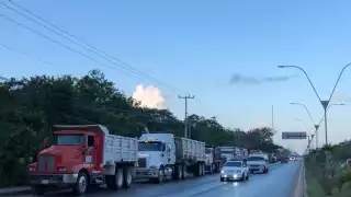 La protesta pacífica de transportistas en Cancún se dirige a Puerto Morelos, donde, presuntamente, tendrán una reunión con autoridades estatales
