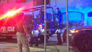 Detienen a dos extranjeros por negarse a pagar servicio de taxi y causar daños en Playa del Carmen