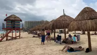 Turistas se recostaban en la arena para disfrutar las playas
