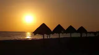 Los bañistas, nacionales y extranjeros, disfrutaron de las aguas cristalinas