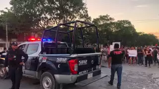 Habitantes de la Región 225 en Cancún se manifiestan contra Aguakan y bloquean avenida