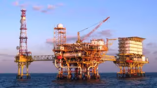 ¿Por qué el petróleo roza su máximo histórico y cómo afecta a tu bolsillo?