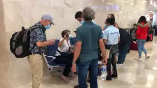 El abuelito tuvo que ser auxiliado por un vendedor de servicio de taxi