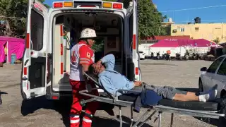 El hombre fue atendido por paramédicos tras presentar deshidratación