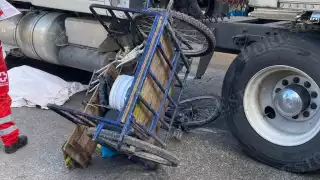 Un hombre de 84 años de edad que circulaba en su triciclo cruzó la avenida sin tomar precaución siendo impactado por el tráiler