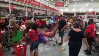 Tiendas son abarrotadas en Cancún ante la llegada del Huracán Delta