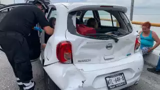 Conductor de un camión choca contra un auto en el puente Zacatal de Ciudad del Carmen