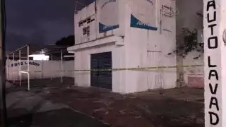 El cuerpo sin vida de un hombre fue hallado en estado de descomposición en un auto lavado en Cancún