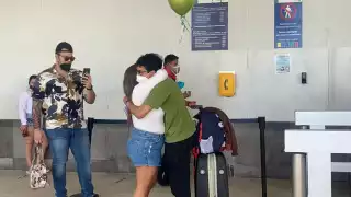 Entre lágrimas, venezolano se reencuentra con su mamá en Cancún