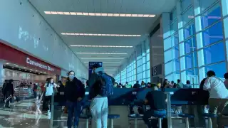 La tripulación recibió instrucciones de permanecer en tierra hasta que se logre despejar el espacio aéreo